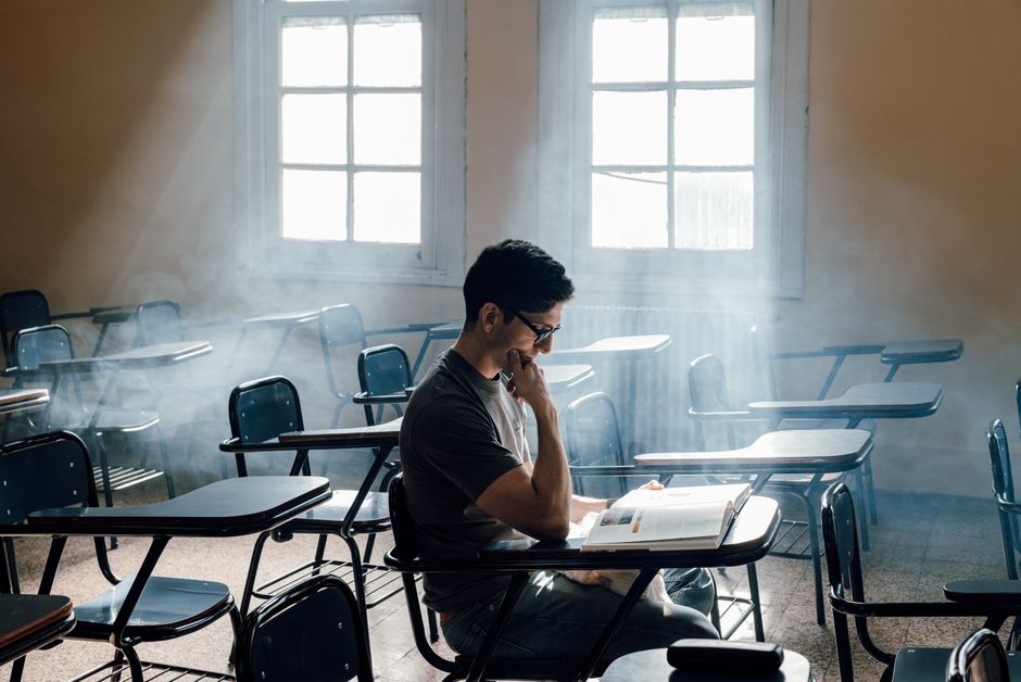 Teilnehmer beim Erstellen eines Werbekonzepts im Online Marketing Kurs